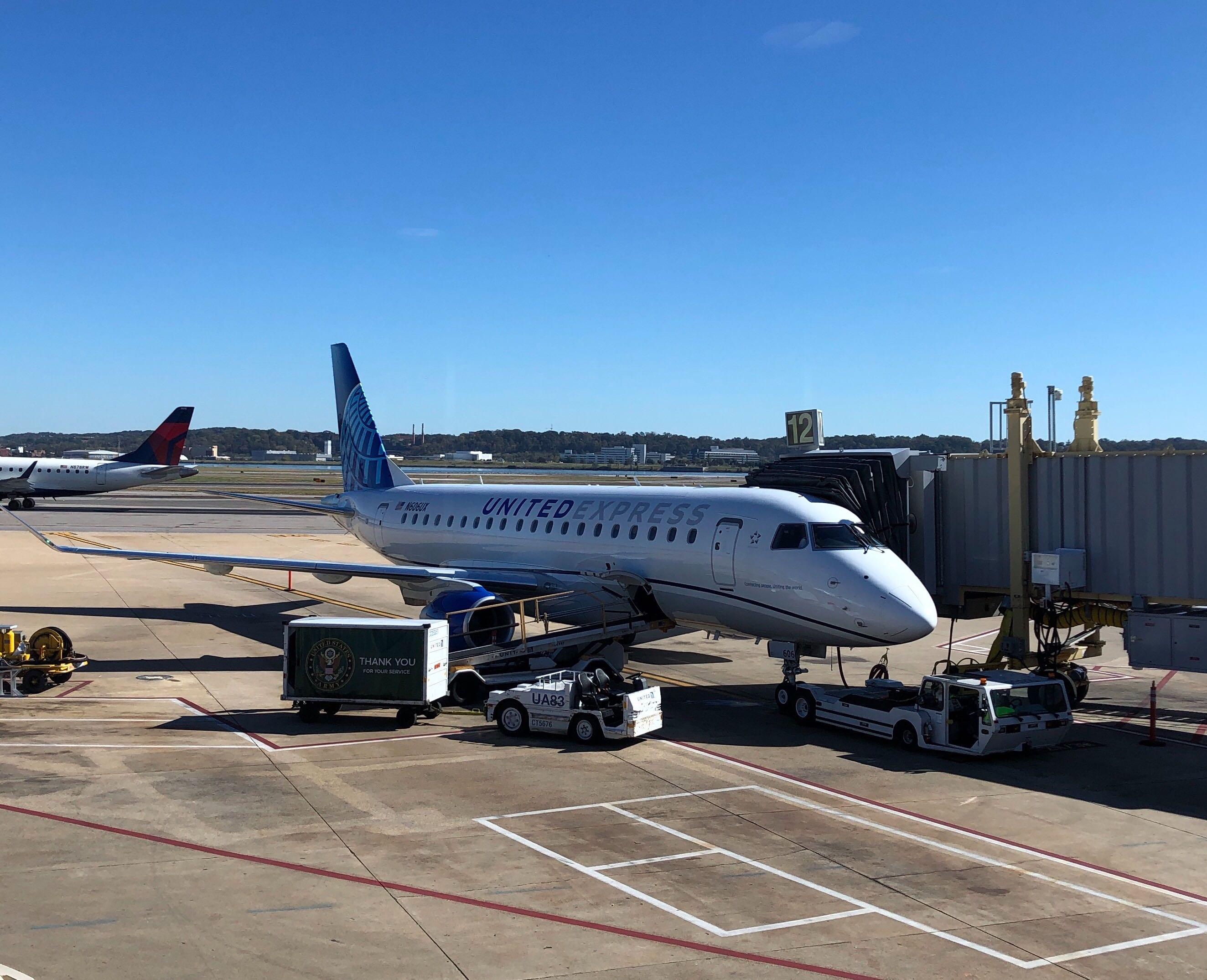 United E175 at DCA