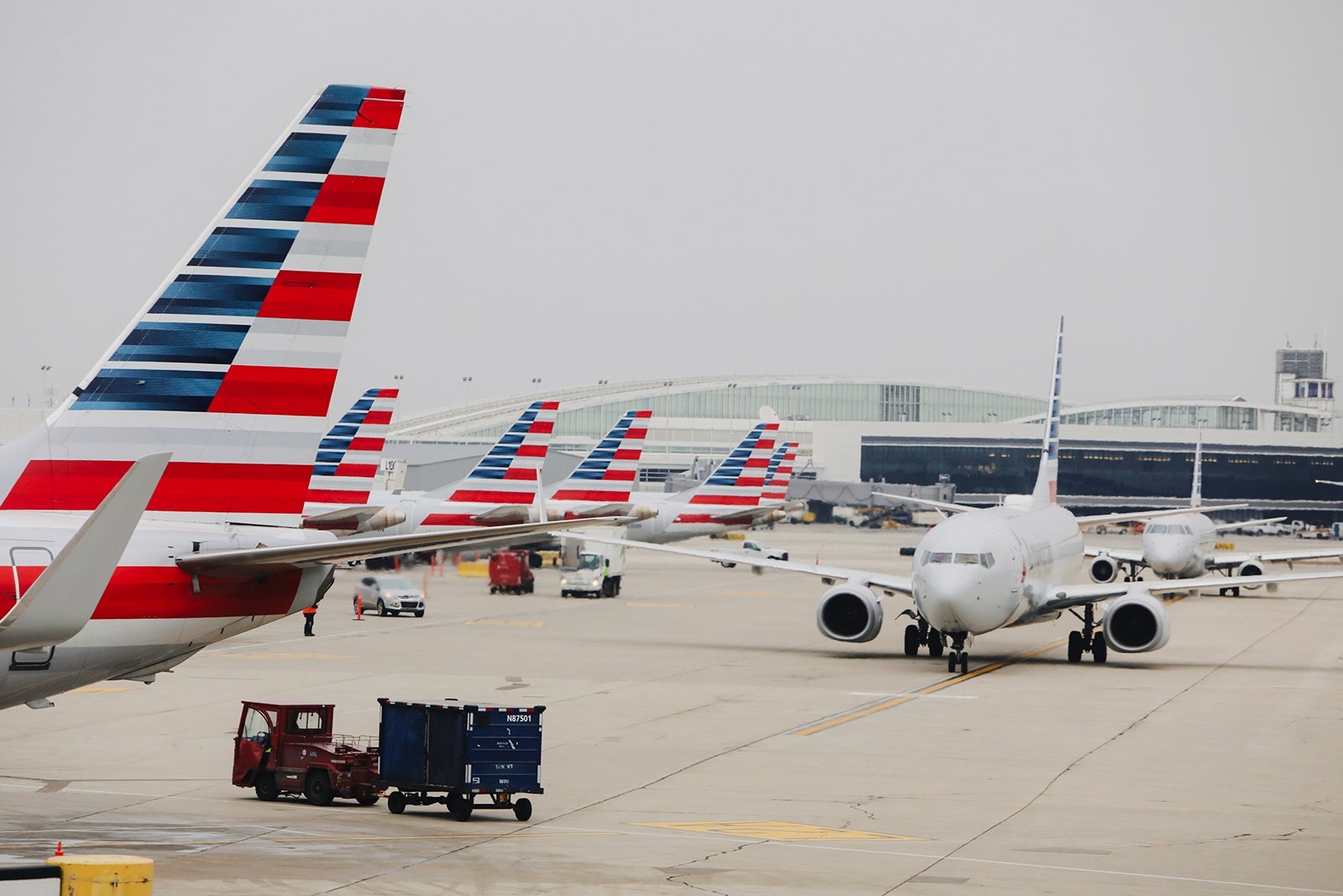 AMERICAN AIRLINES EXTERIOR ON TARMAC_AA