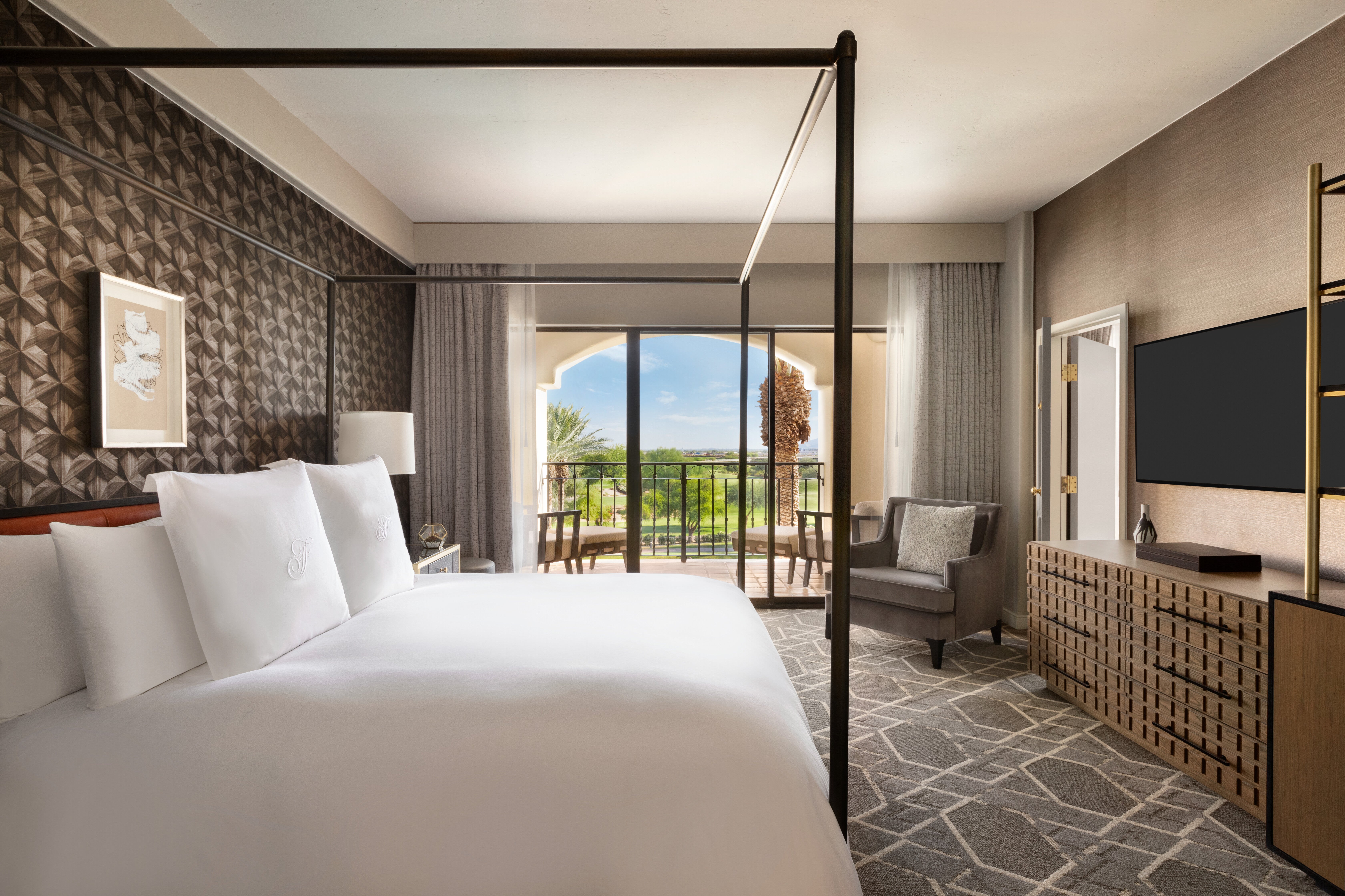 20250716_Favorite Chase The Edit Hotels_Fairmont Scottsdale Princess - Center Master Suite - 1418723
